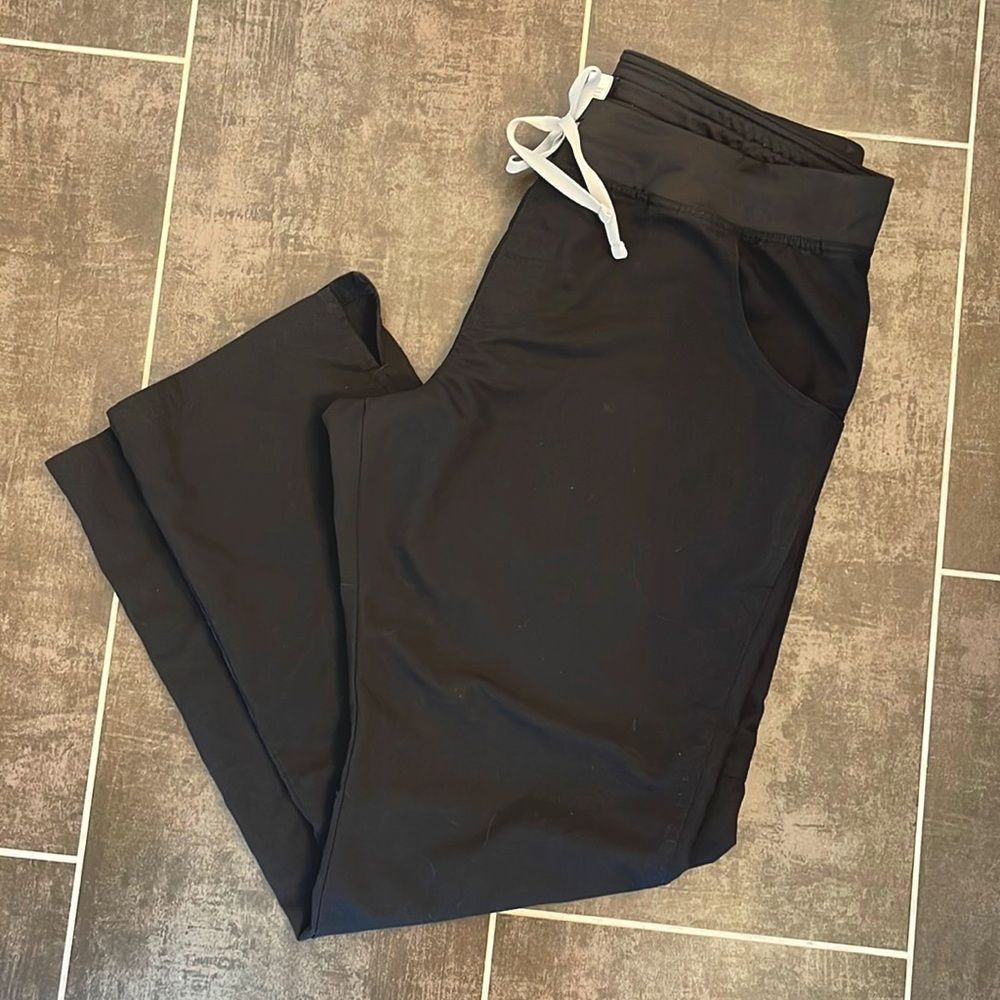Women’s XLT FIGS black scrub pant, Kade.